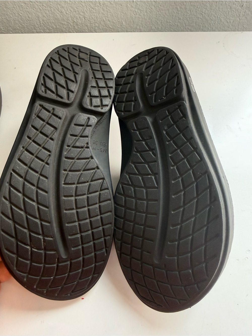 OOFOS OOahh Women size 7 black Slide Sandals - Picture 4 of 4